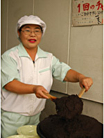 八丁味噌すくい取り