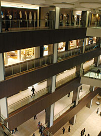 商業棟の吹き抜け