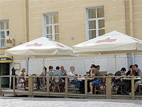 タリンのオープンカフェ