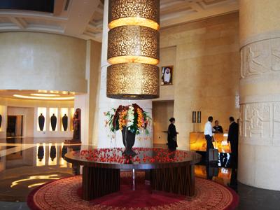 ラッフルズ・ドバイのロビー